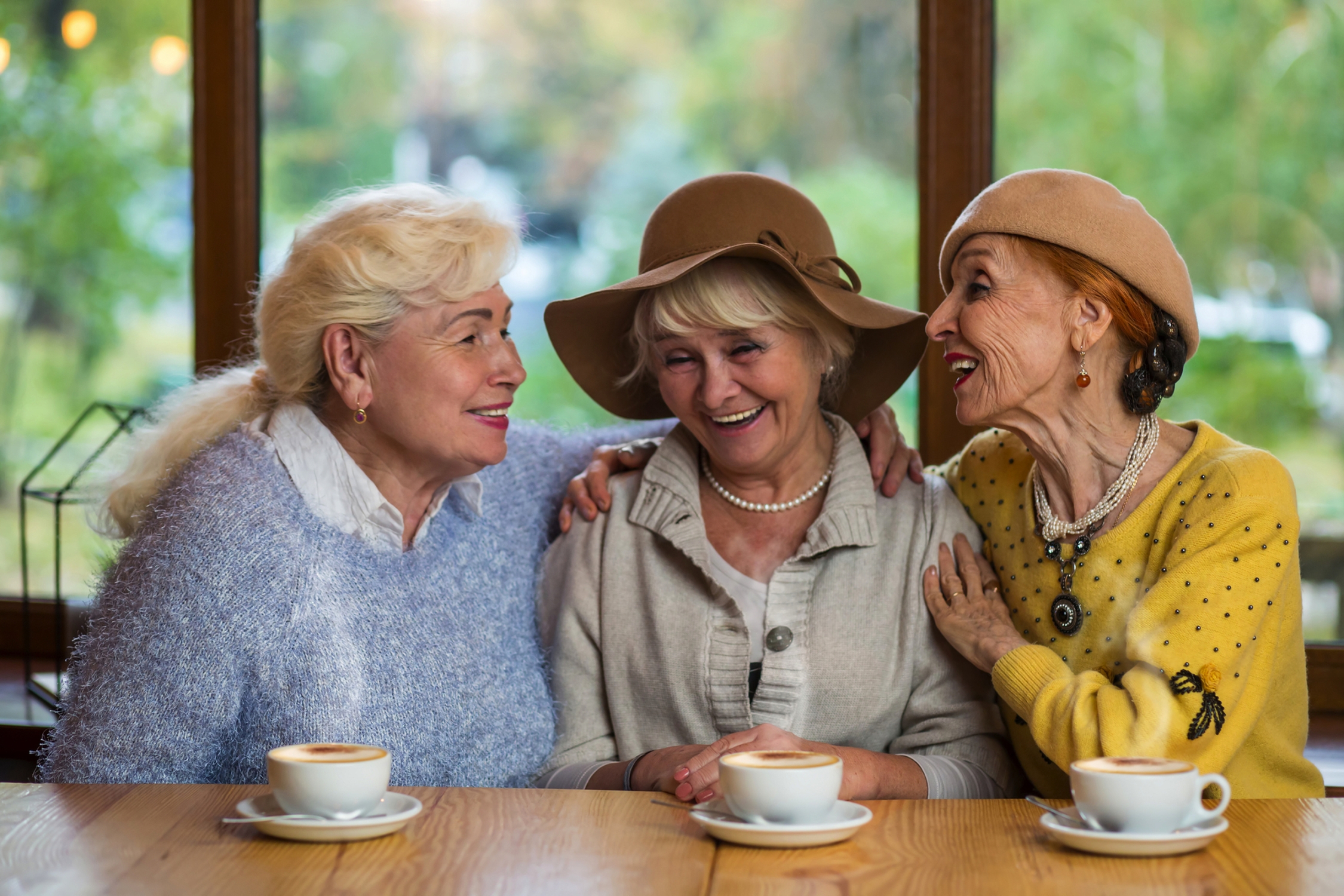 ältere Frauen beim Kaffeeklatsch