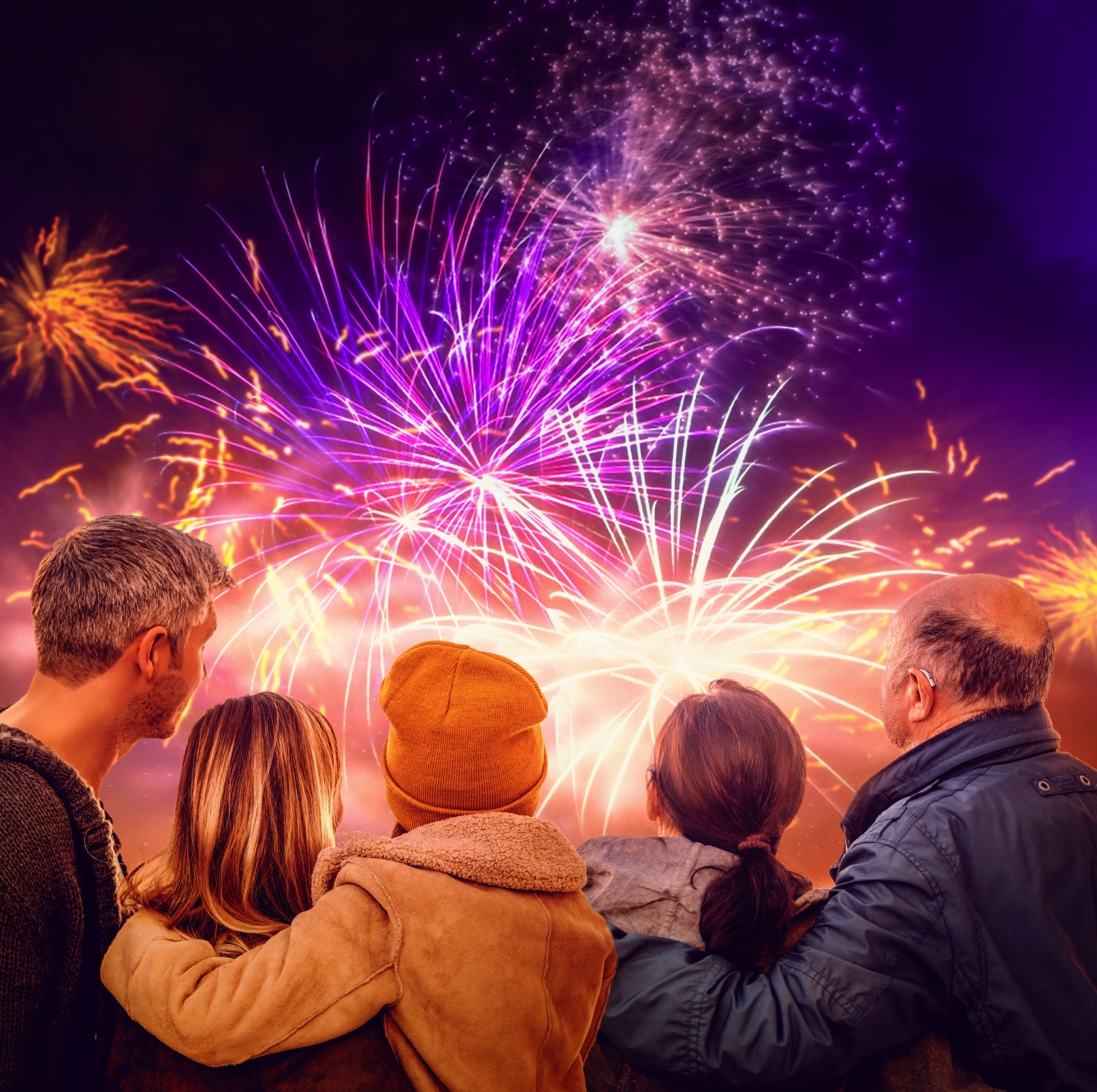 Familie schaut sich Feuerwerk an