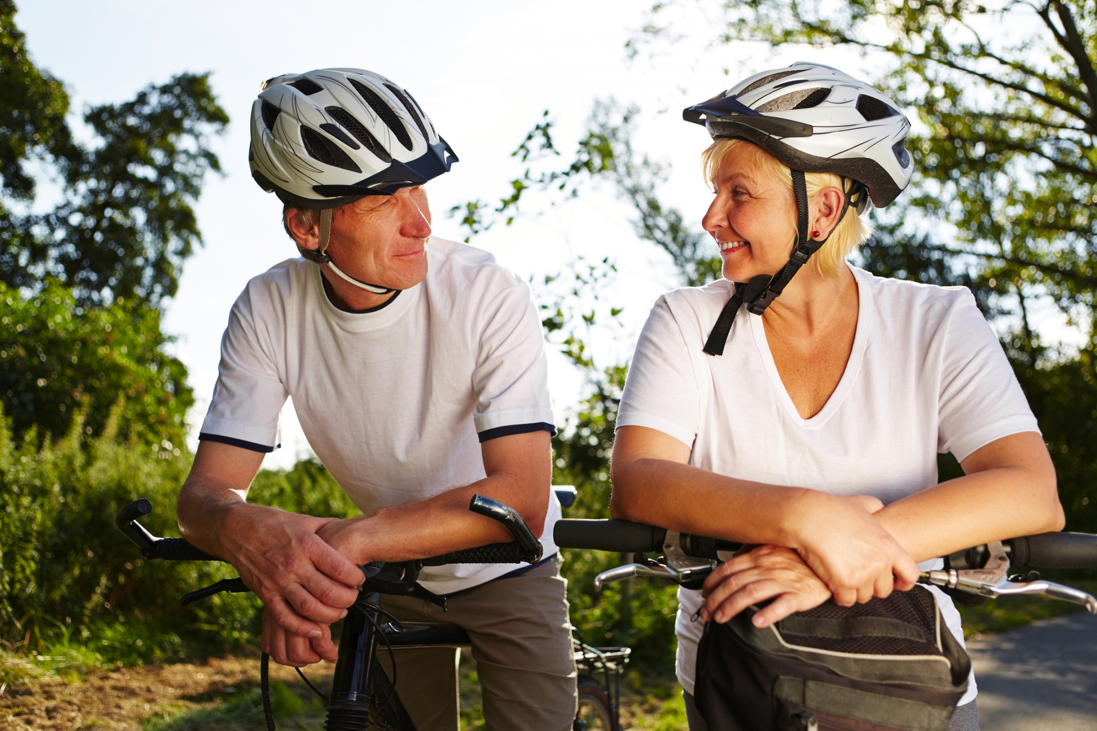 Senioren mit Fahrrad und Helm