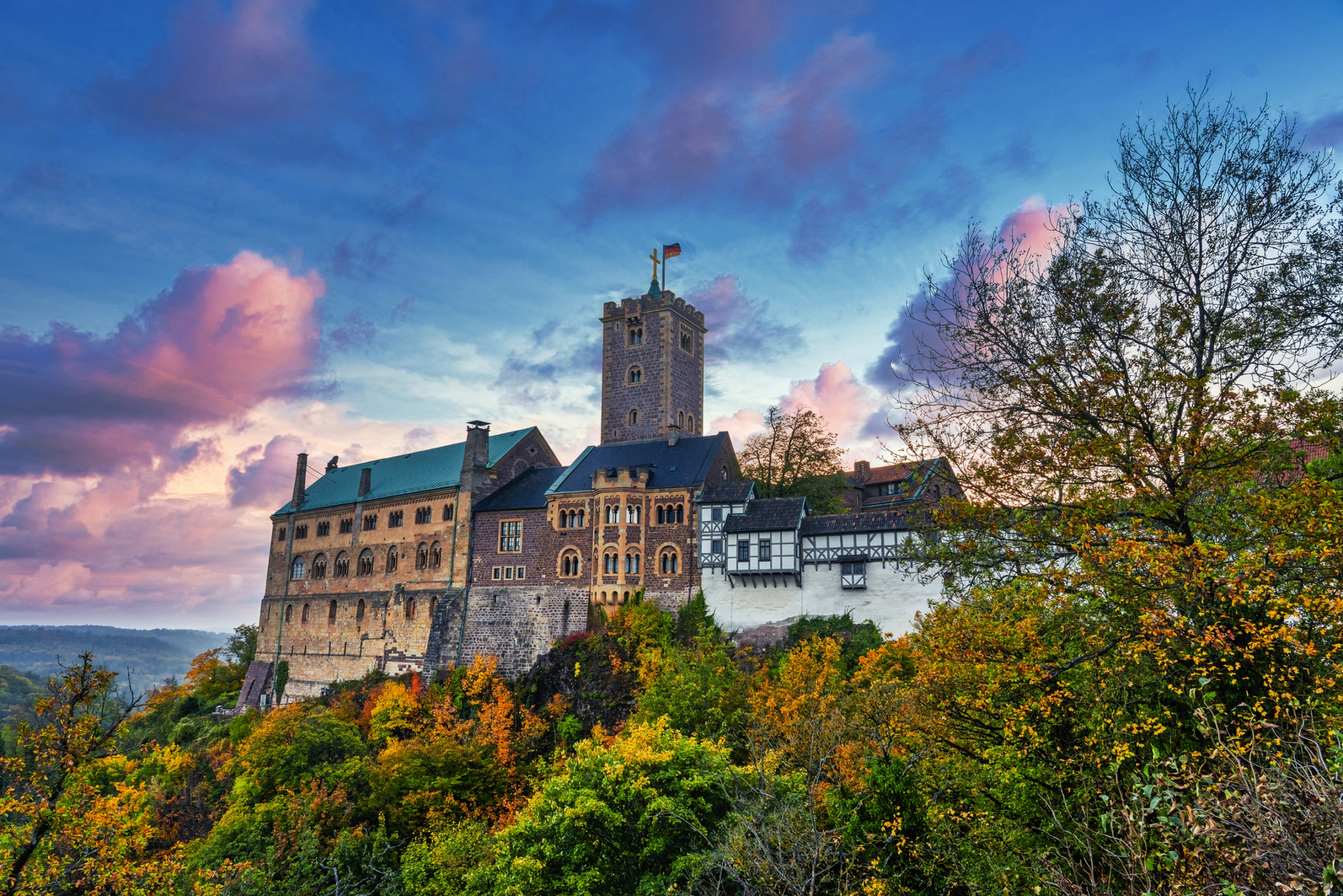 Panoramablick auf die Wartburg im Thüringer Wald bei Eisenach
