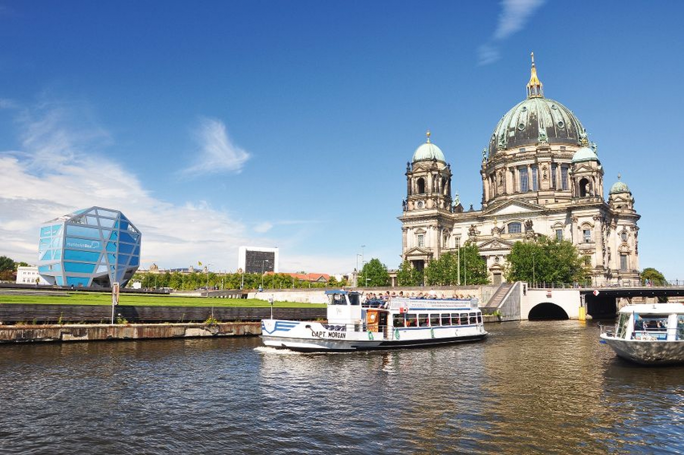 Spreerundfahrt vor dem Berliner Dom, Deutschland