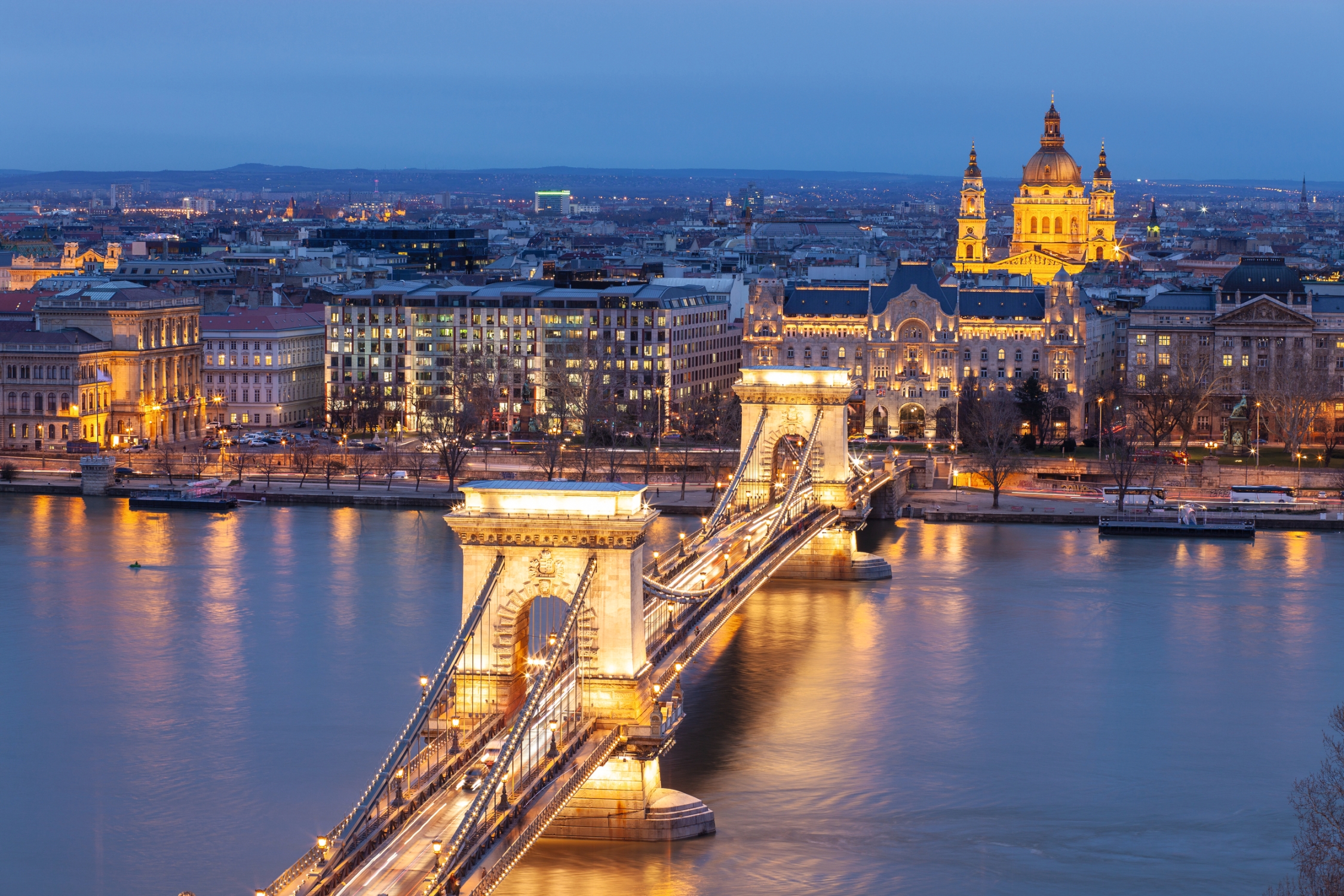 winterliche Kettenbrücke in Budapest