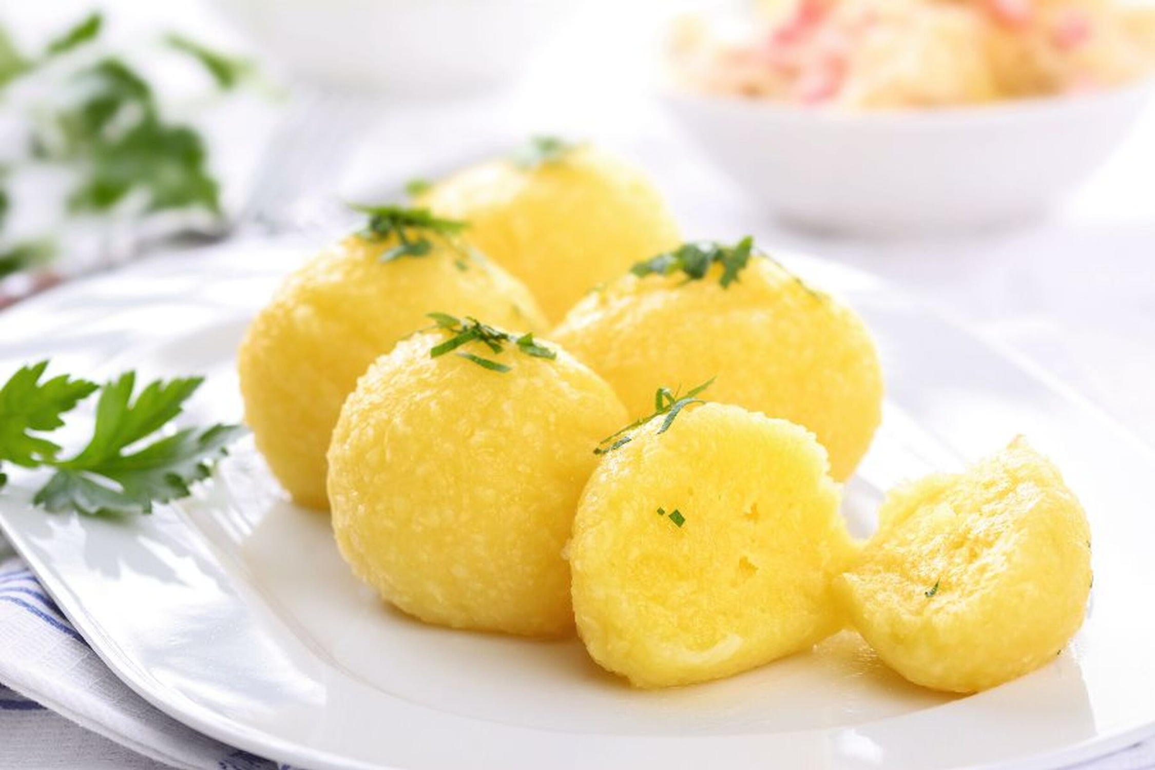 Kartoffelknödel serviert