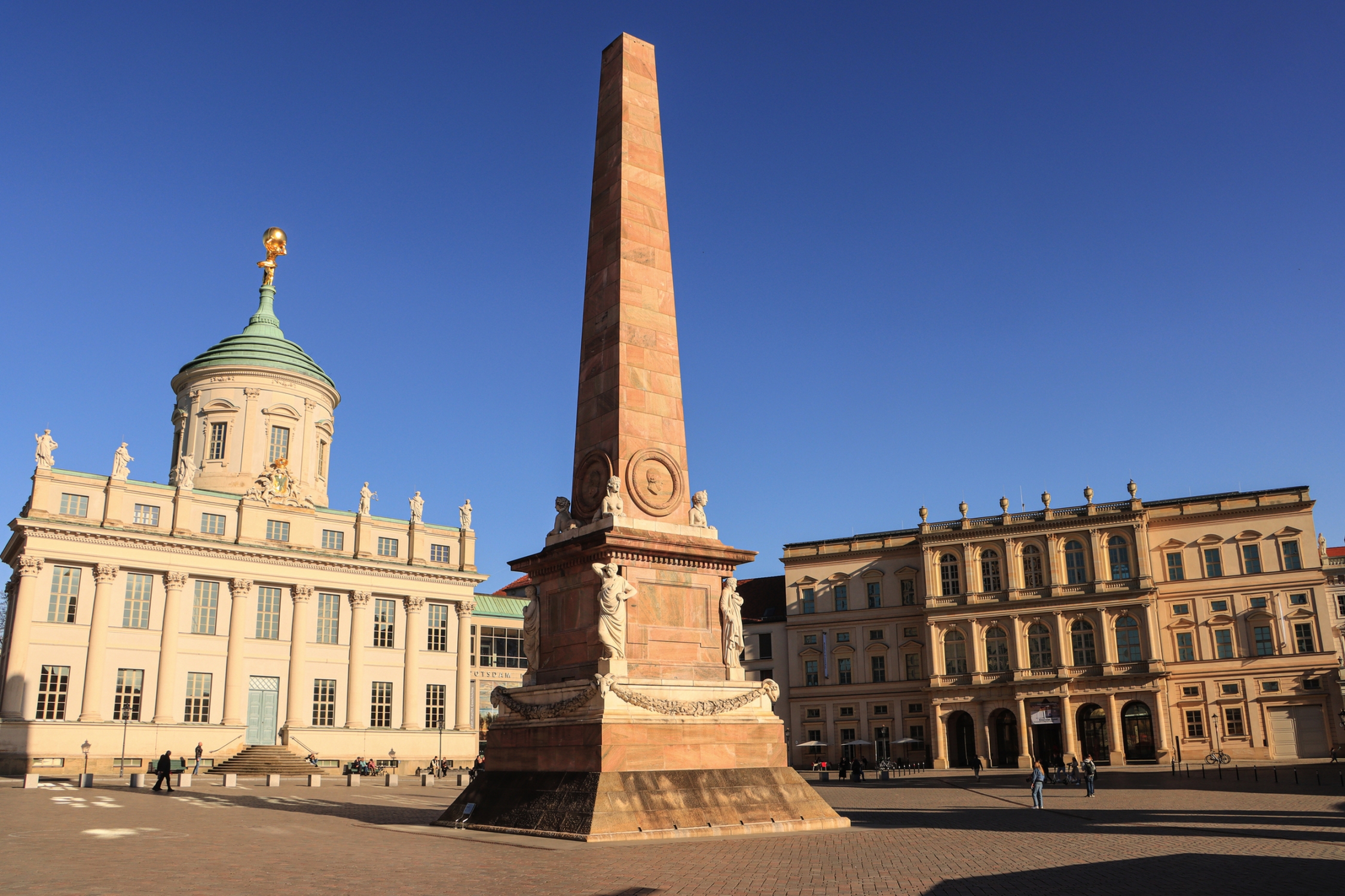 Obelisk auf dem Alten Markt mit Altem Rathaus (Potsdam Museum) und Barberini Museum