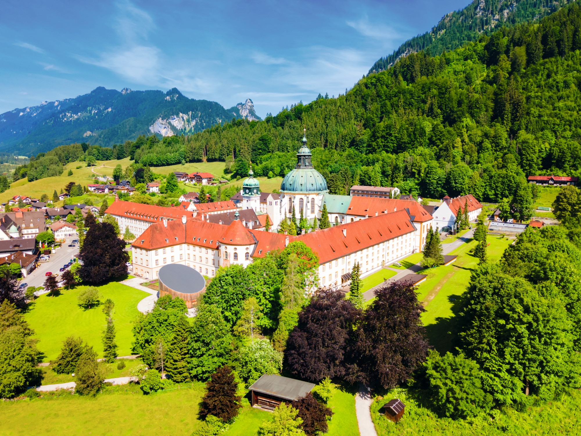 Kloster Ettal zwischen Garmisch-Partenkirchen und Oberammergau in Bayern, Deutschland