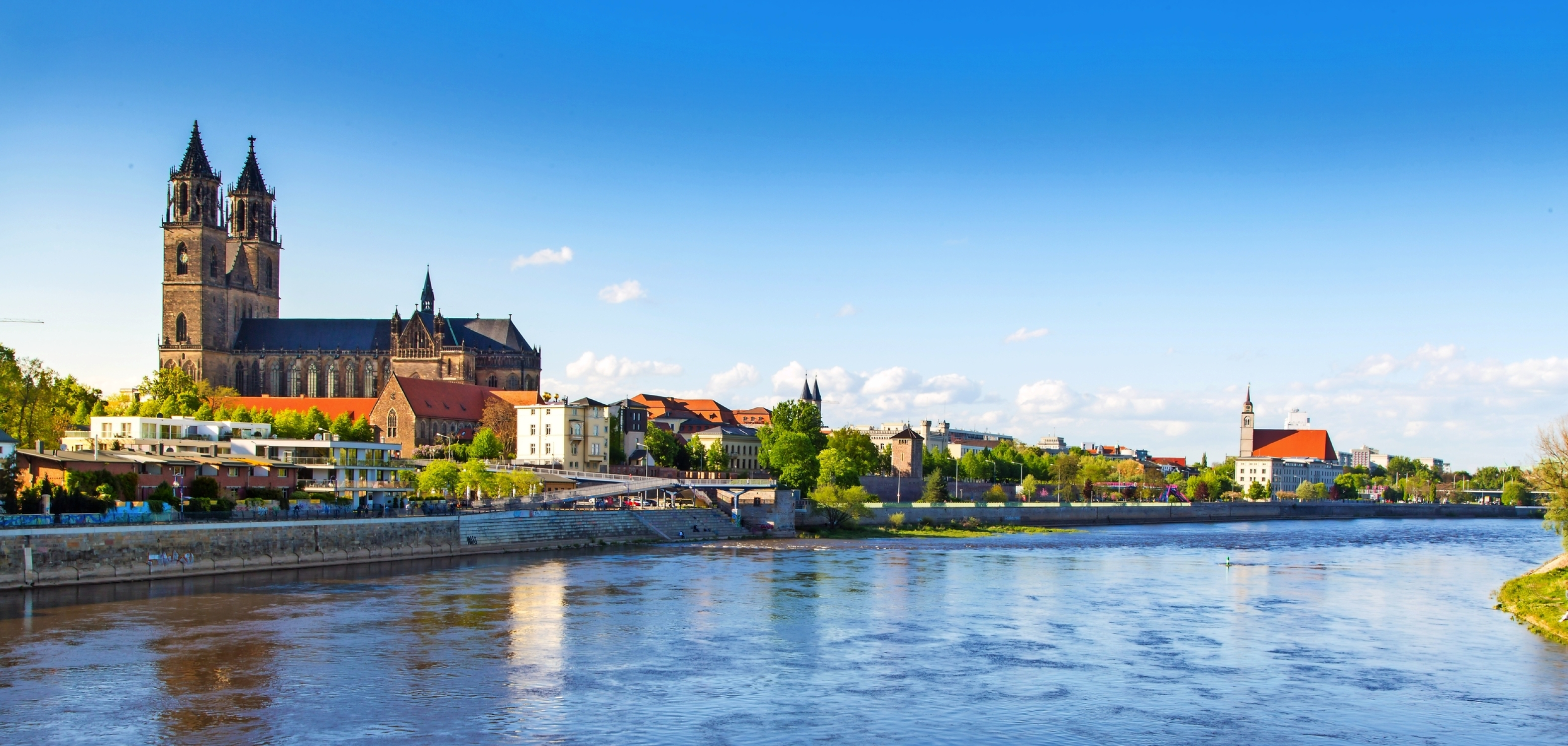 Magdeburg an der Elbe mit Dom, Elbterassen und Johanniskirche im Frühling